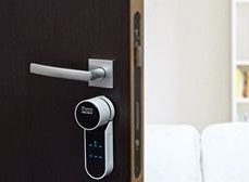 serrure connectee entr vachette à SAINT GEORGES DES GROSEILLIERS